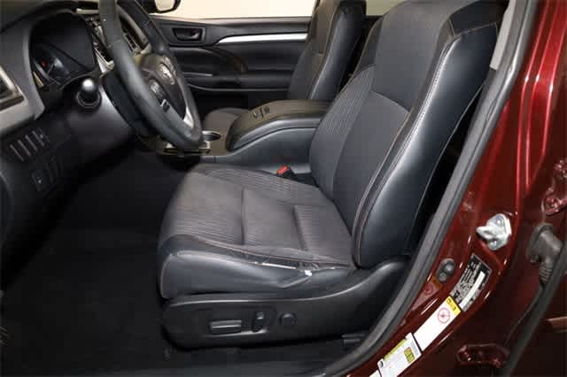 Thumbnail: 2015 Toyota Highlander - 15