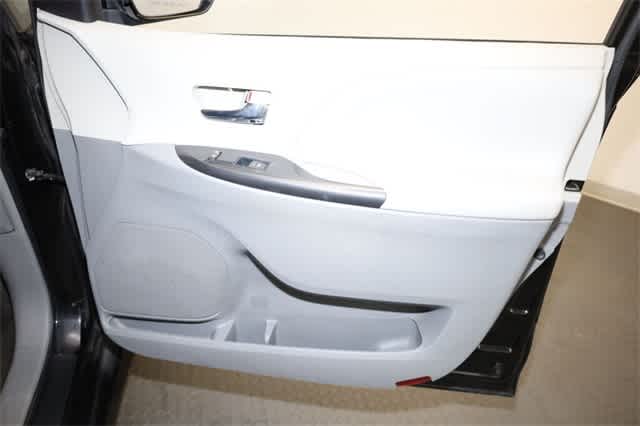 Thumbnail: 2014 Toyota Sienna - 23