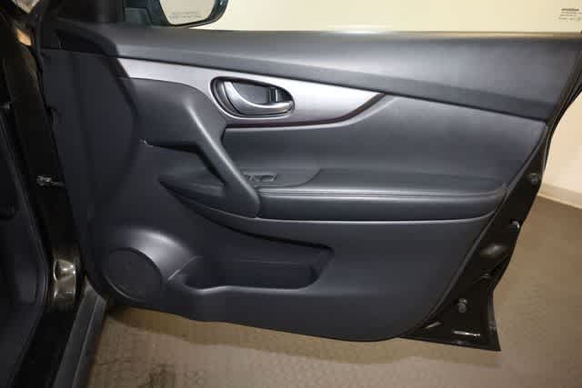 Thumbnail: 2016 Nissan Rogue - 31