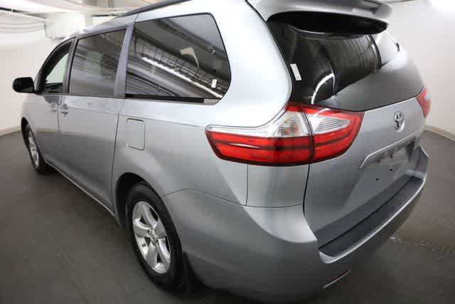 Thumbnail: 2017 Toyota Sienna - 4