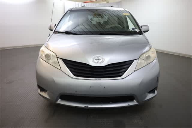 Thumbnail: 2013 Toyota Sienna - 12