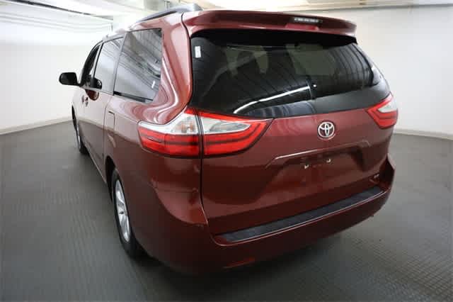 Thumbnail: 2015 Toyota Sienna - 5