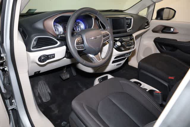 Thumbnail: 2022 Chrysler Voyager - 14