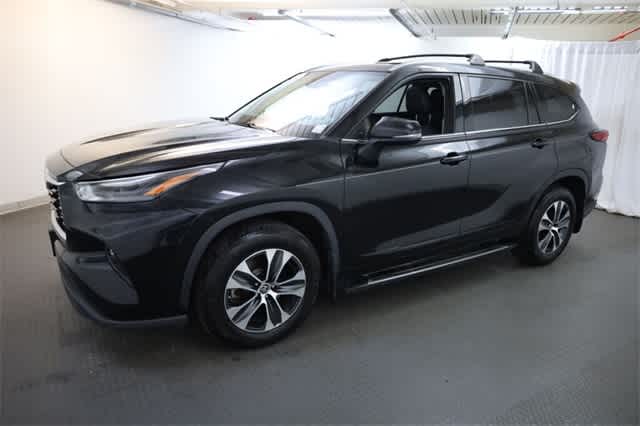 Thumbnail: 2022 Toyota Highlander - 2