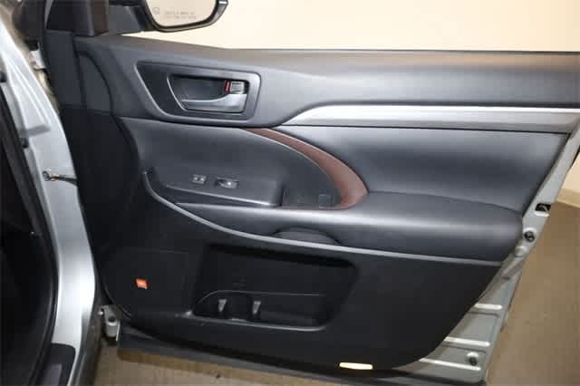 Thumbnail: 2019 Toyota Highlander - 22