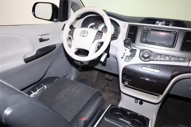 Thumbnail: 2014 Toyota Sienna - 16