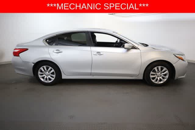 Thumbnail: 2016 Nissan Altima - 9