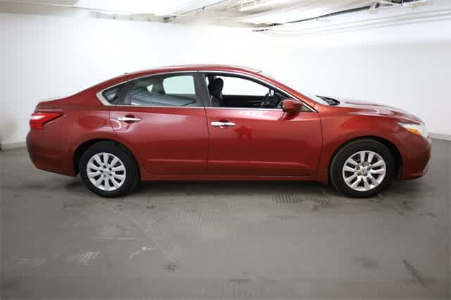 Thumbnail: 2016 Nissan Altima - 9