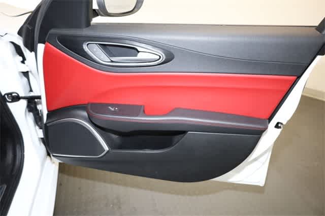 Thumbnail: 2019 Alfa Romeo Giulia - 22