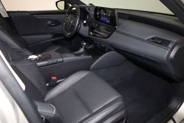 Thumbnail: 2022 Lexus ES - 19