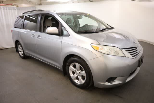 Thumbnail: 2017 Toyota Sienna - 10