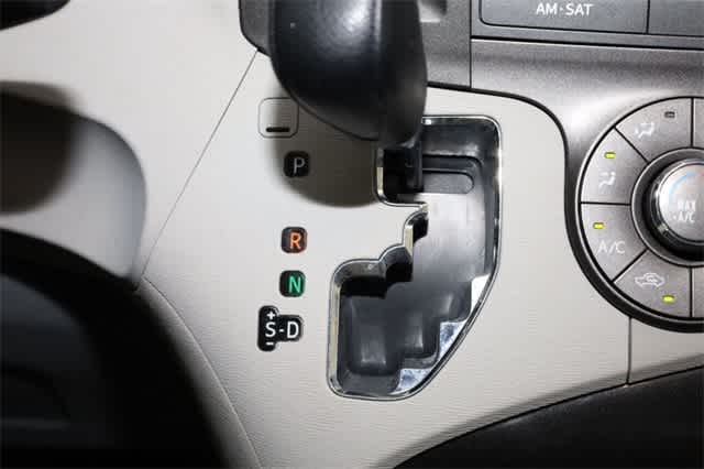 Thumbnail: 2011 Toyota Sienna - 29