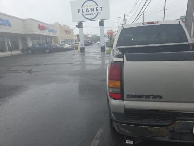 2004 GMC Sierra 2500  9