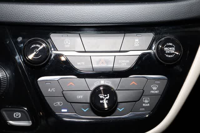 Thumbnail: 2022 Chrysler Voyager - 32