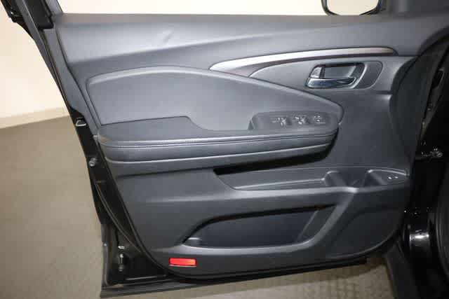 Thumbnail: 2017 Honda Pilot - 13