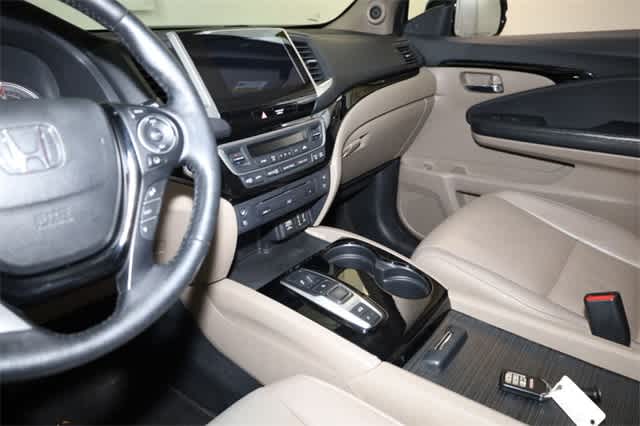 Thumbnail: 2017 Honda Pilot - 23