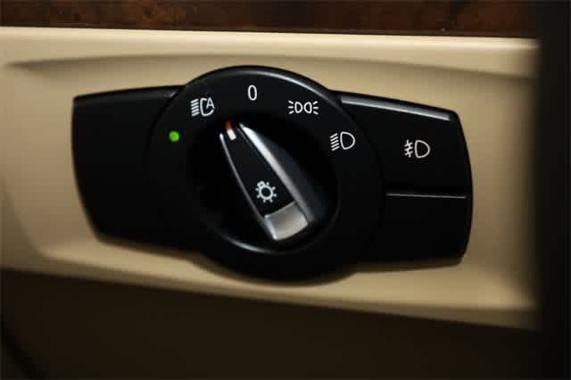 Thumbnail: 2011 BMW 3 Series - 25