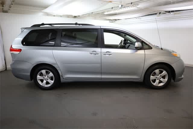 Thumbnail: 2013 Toyota Sienna - 9