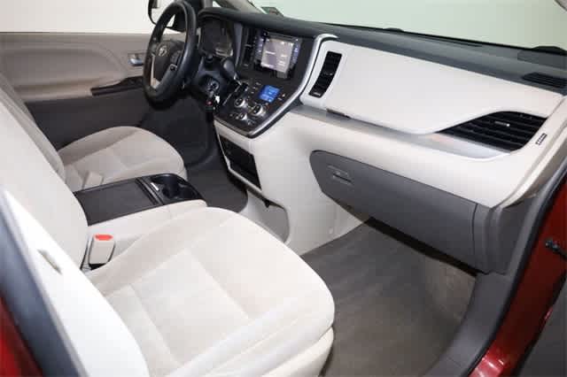 Thumbnail: 2015 Toyota Sienna - 19