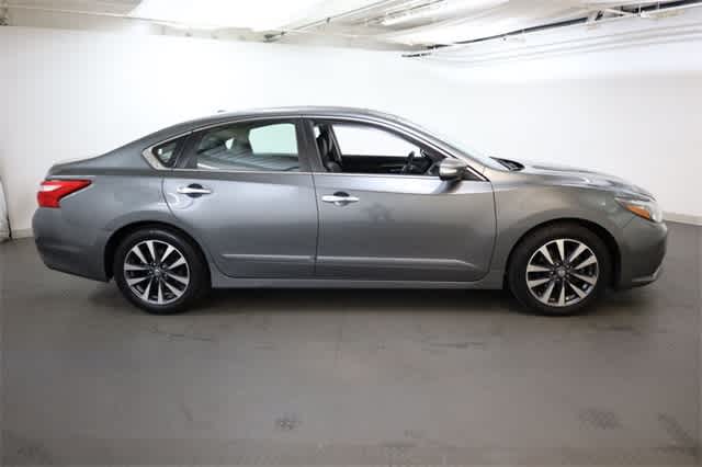 Thumbnail: 2016 Nissan Altima - 9