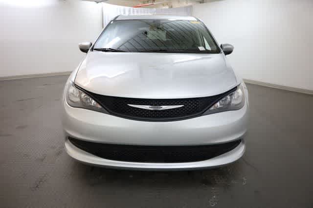 Thumbnail: 2022 Chrysler Voyager - 12