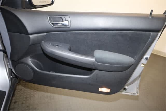 Thumbnail: 2004 Honda Accord - 22