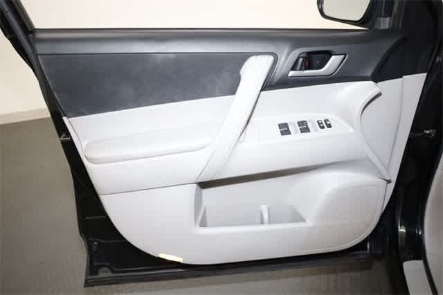 Thumbnail: 2013 Toyota Highlander - 13