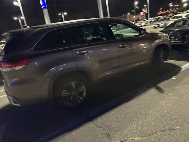 Thumbnail: 2017 Toyota Highlander - 12