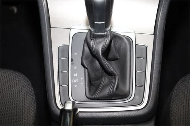 Thumbnail: 2016 Volkswagen Golf - 30