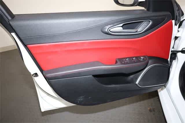 Thumbnail: 2019 Alfa Romeo Giulia - 13