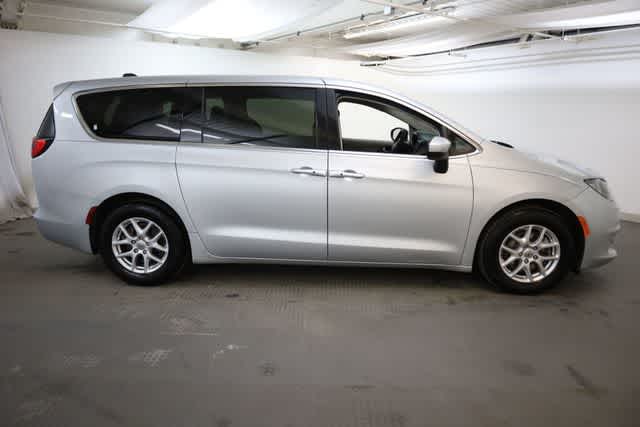 Thumbnail: 2022 Chrysler Voyager - 9