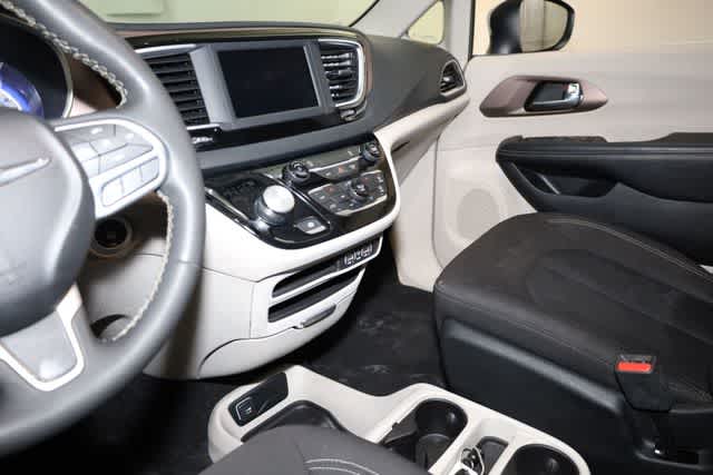 Thumbnail: 2022 Chrysler Voyager - 24