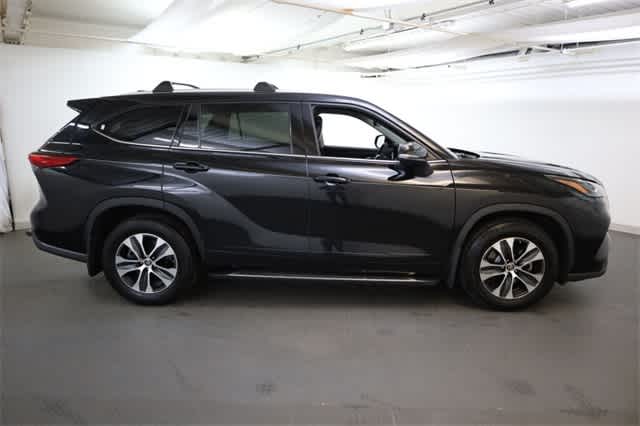 Thumbnail: 2022 Toyota Highlander - 9