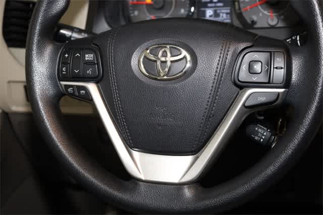 Thumbnail: 2015 Toyota Sienna - 31