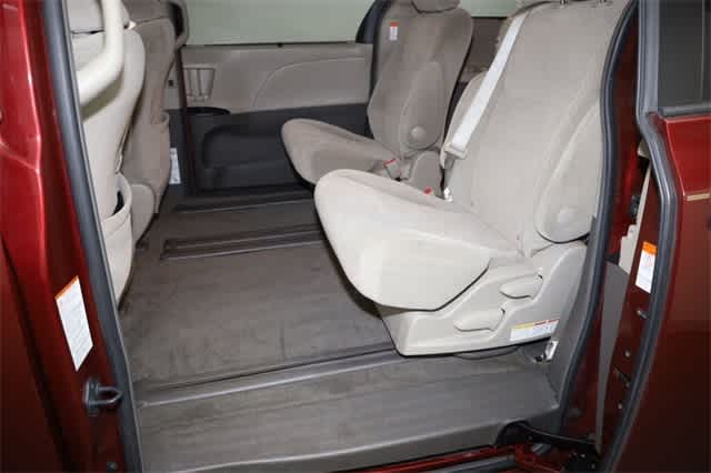 Thumbnail: 2015 Toyota Sienna - 21