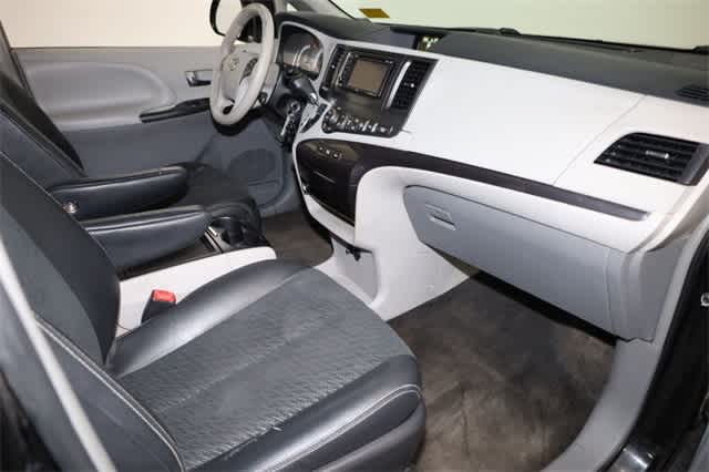 Thumbnail: 2014 Toyota Sienna - 19