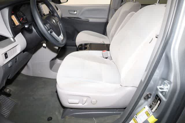 Thumbnail: 2017 Toyota Sienna - 15