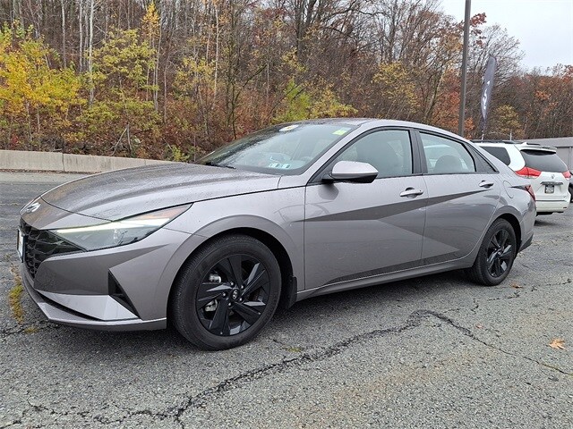 2023 Hyundai Elantra SEL photo 3