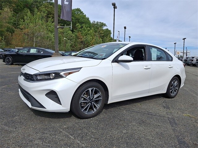 2023 Kia Forte LXS photo 2
