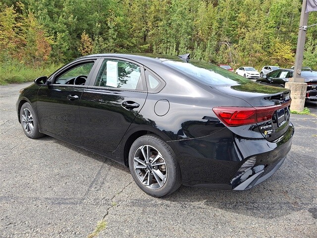 2023 Kia Forte LXS photo 2