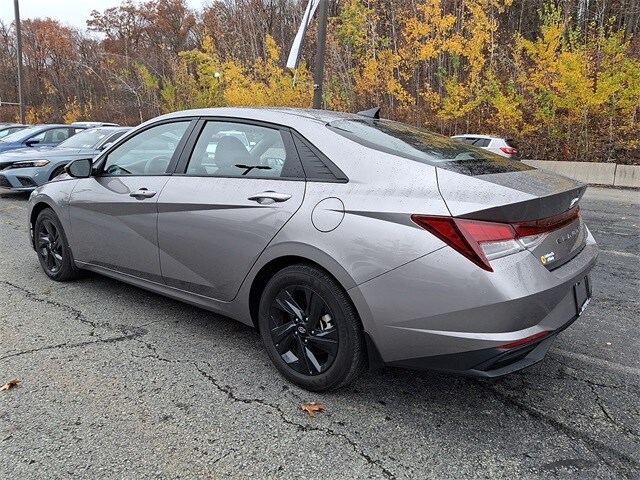 2023 Hyundai Elantra SEL photo 4