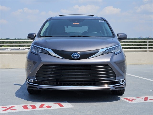 2022 Toyota Sienna XLE photo 2