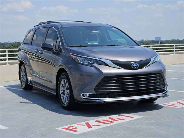 2022 Toyota Sienna XLE photo 3