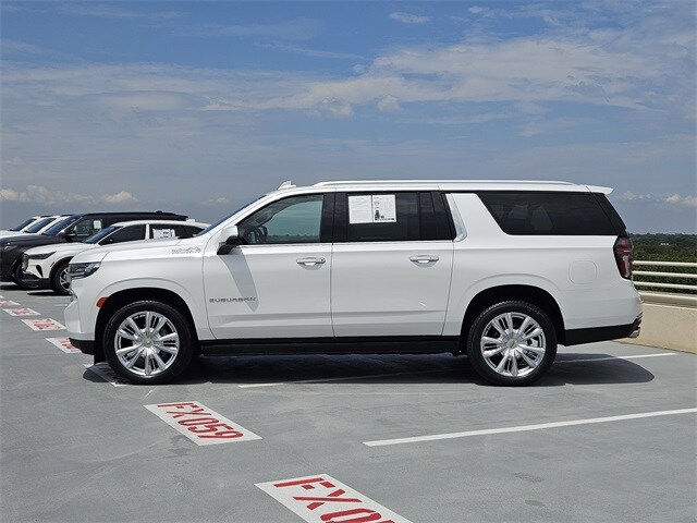 2023 Chevrolet Suburban High Country photo 3