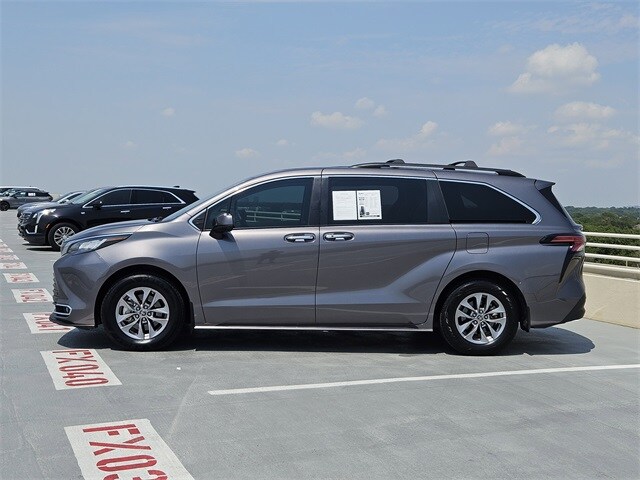 2022 Toyota Sienna XLE photo 4