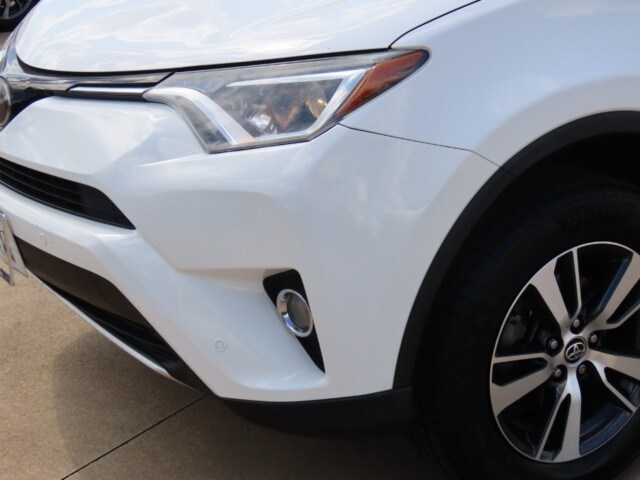 2016 Toyota RAV4 XLE photo 2