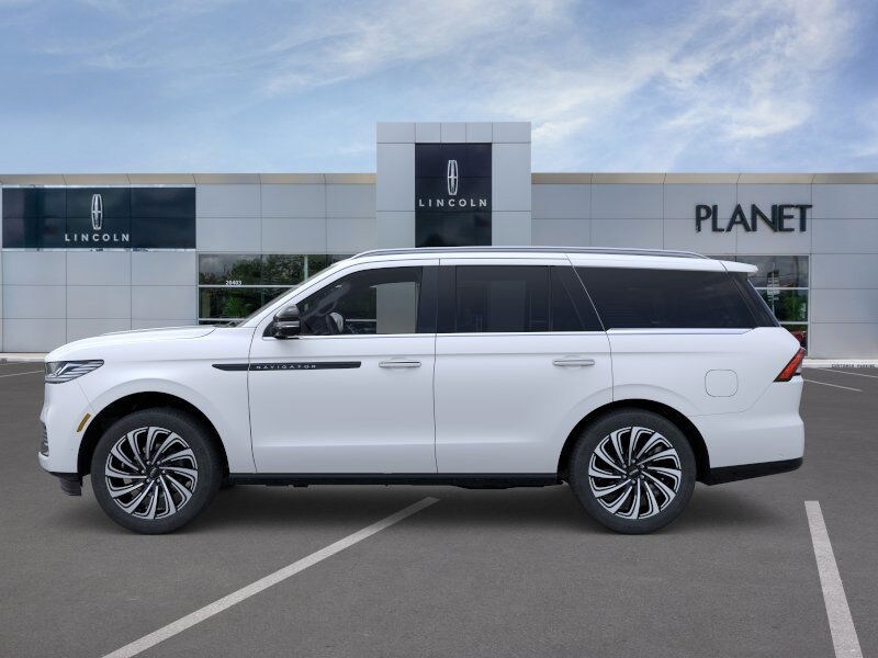 2025 Lincoln Navigator Black Label photo 3