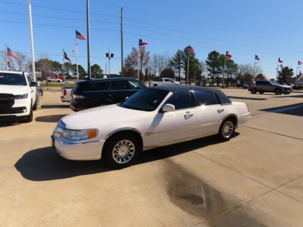 Used 2000 Lincoln Town Car 4dr Sdn Signature Car
