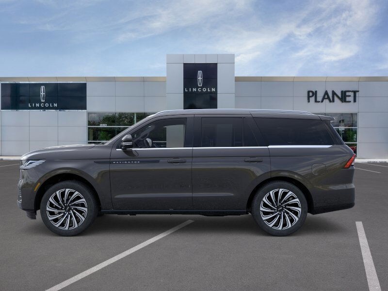 2025 Lincoln Navigator Black Label photo 3