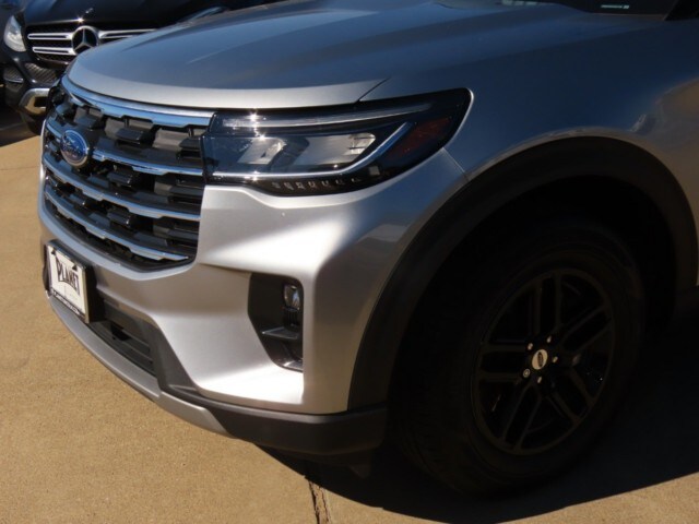 2025 Ford Explorer photo 2